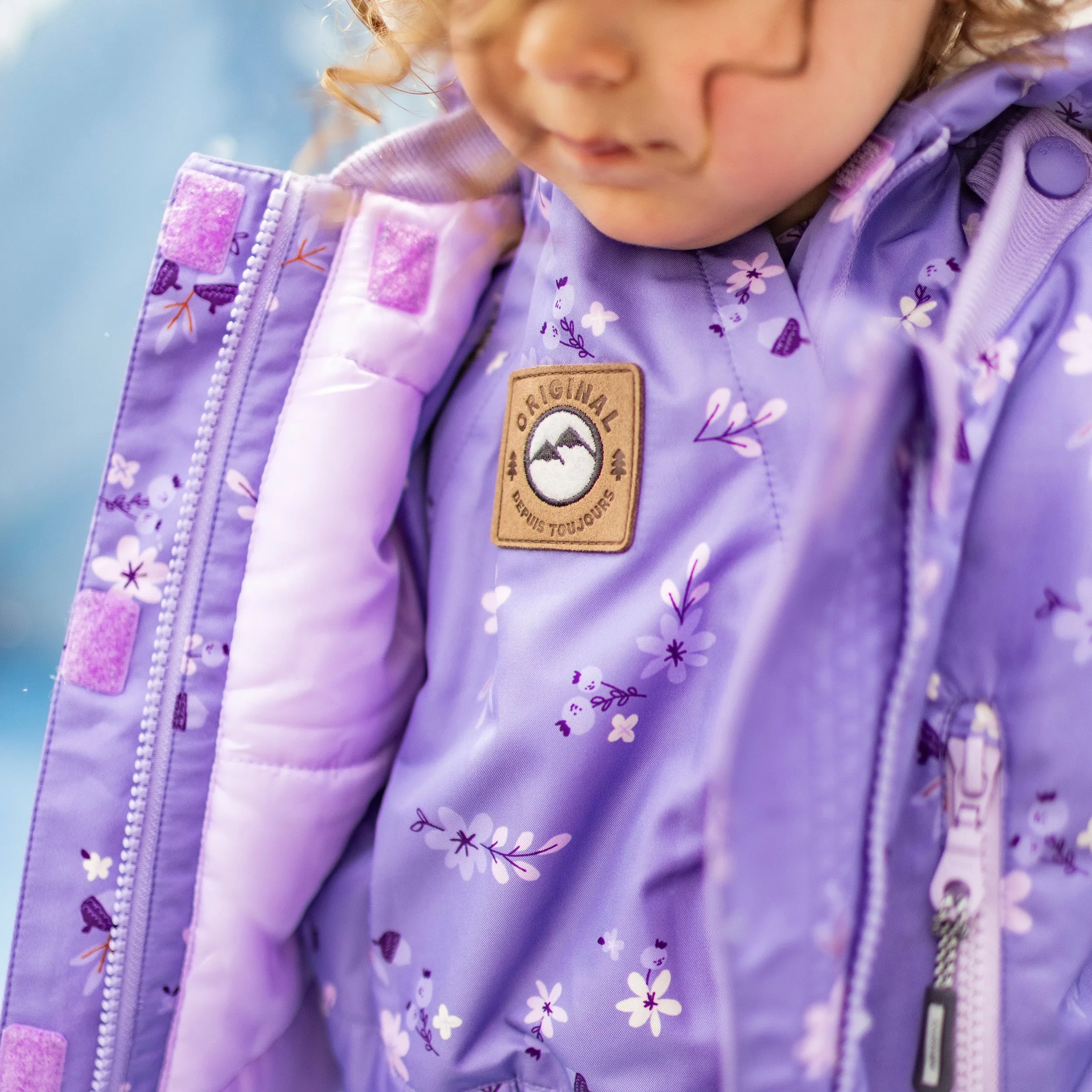 Habit de neige deux pièces violet à motifs, bébé || Violet two-piece snowsuit with all over print, baby