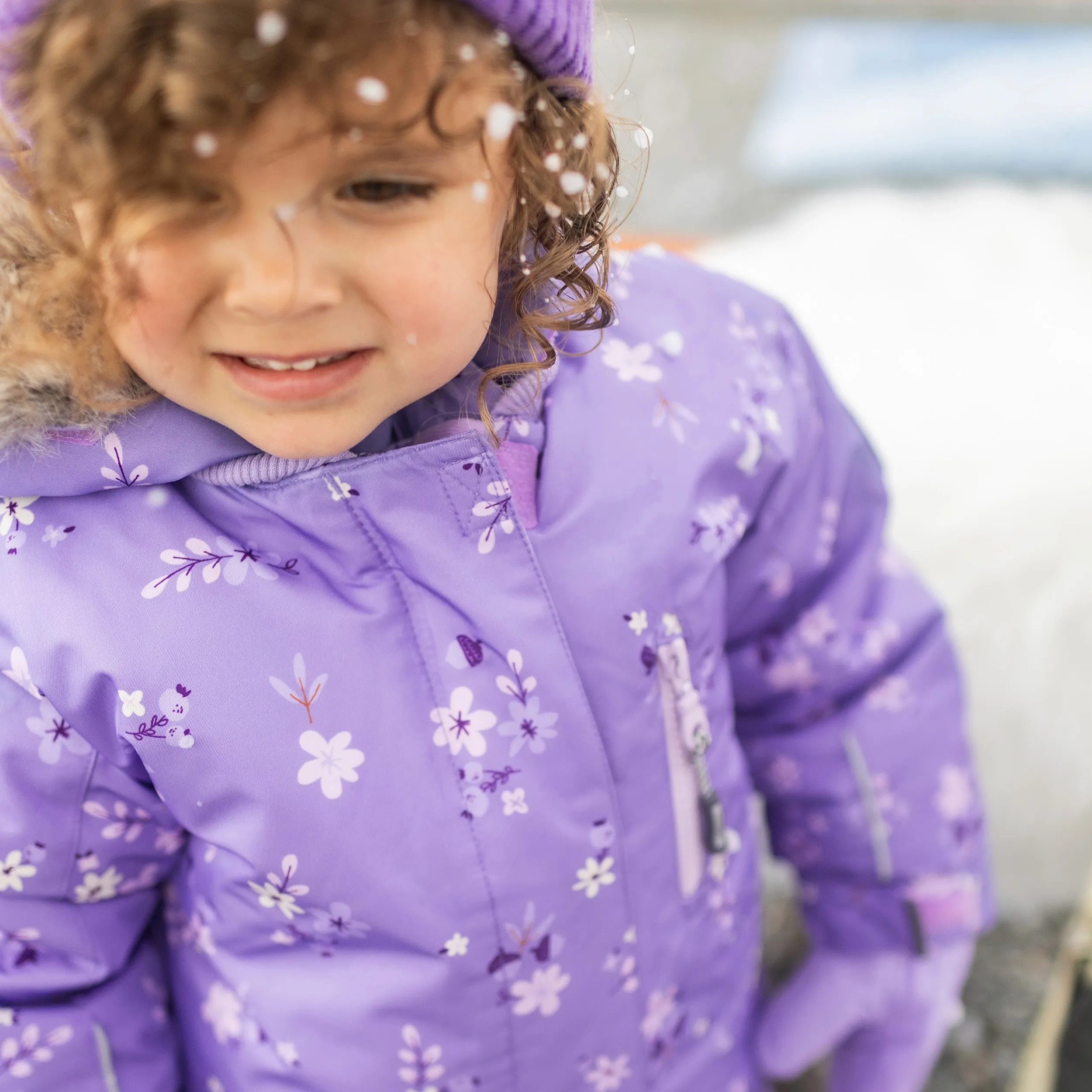 Habit de neige deux pièces violet à motifs, bébé || Violet two-piece snowsuit with all over print, baby