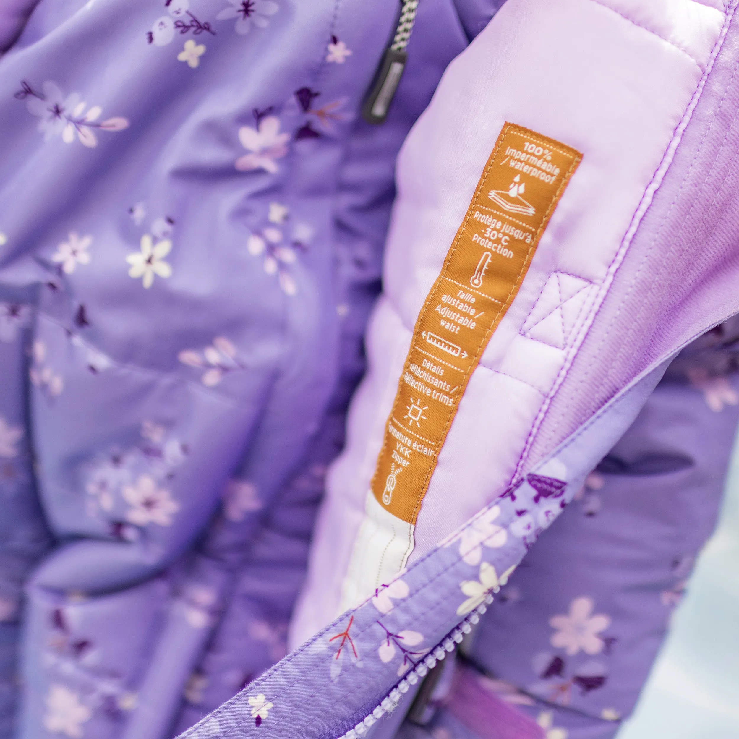 Habit de neige deux pièces violet à motifs, bébé || Violet two-piece snowsuit with all over print, baby