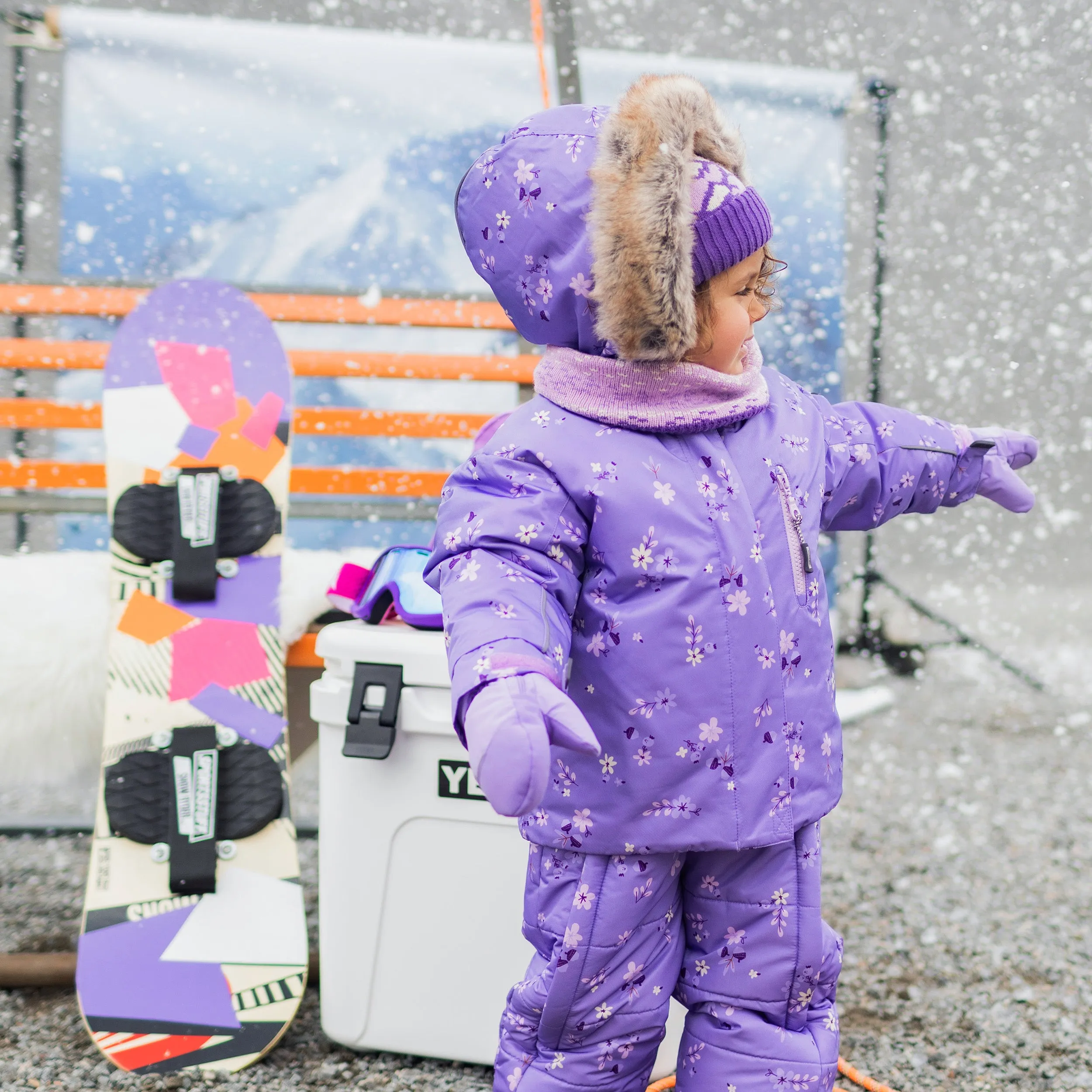 Habit de neige deux pièces violet à motifs, bébé || Violet two-piece snowsuit with all over print, baby